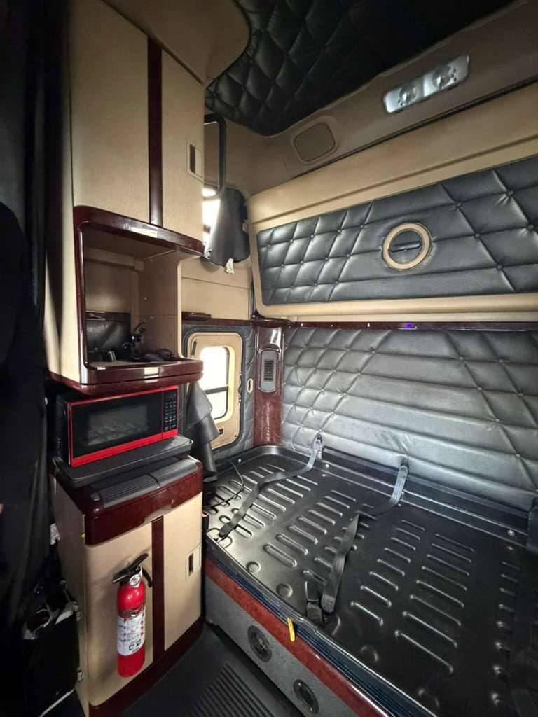 2021 Freightliner SD122 image 13