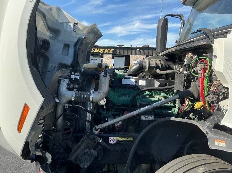 2022 Volvo VNL image 11