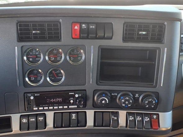 2025 Kenworth T880 image 15