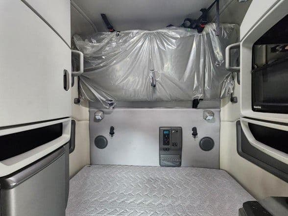 2023 Volvo VNL64T760 image 19