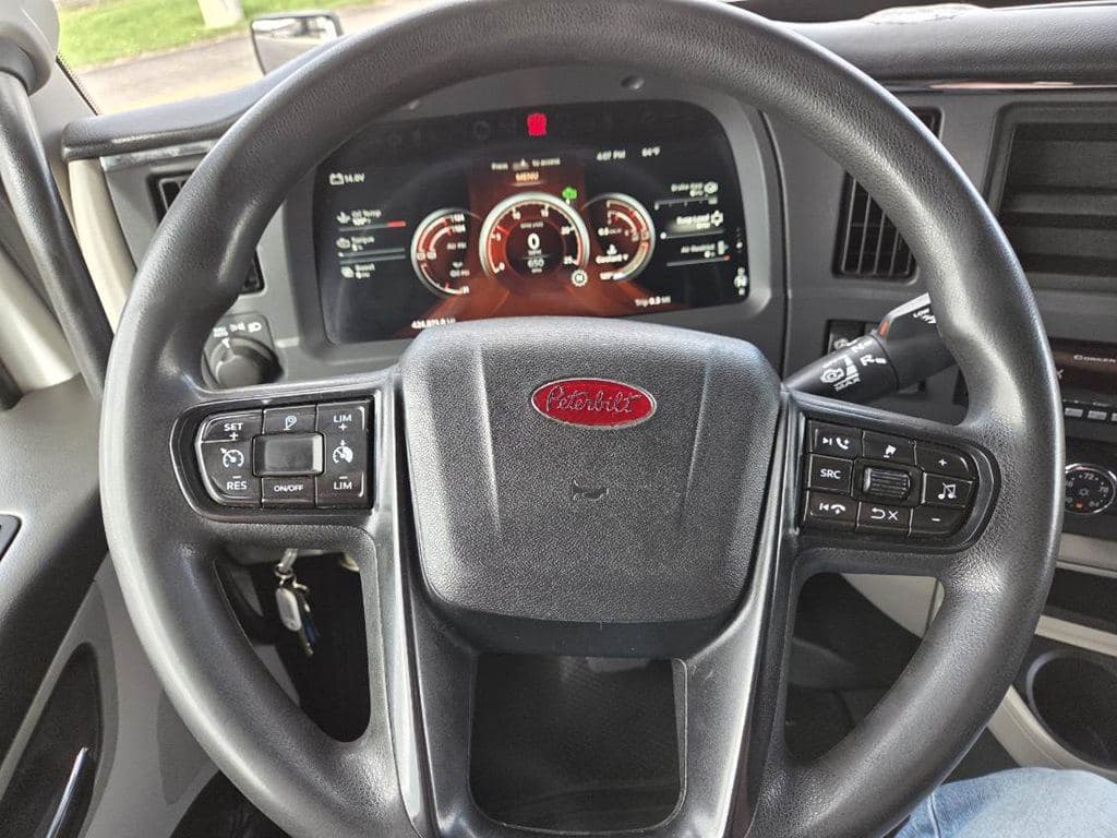 Used 2023 PETERBILT 579 image 14