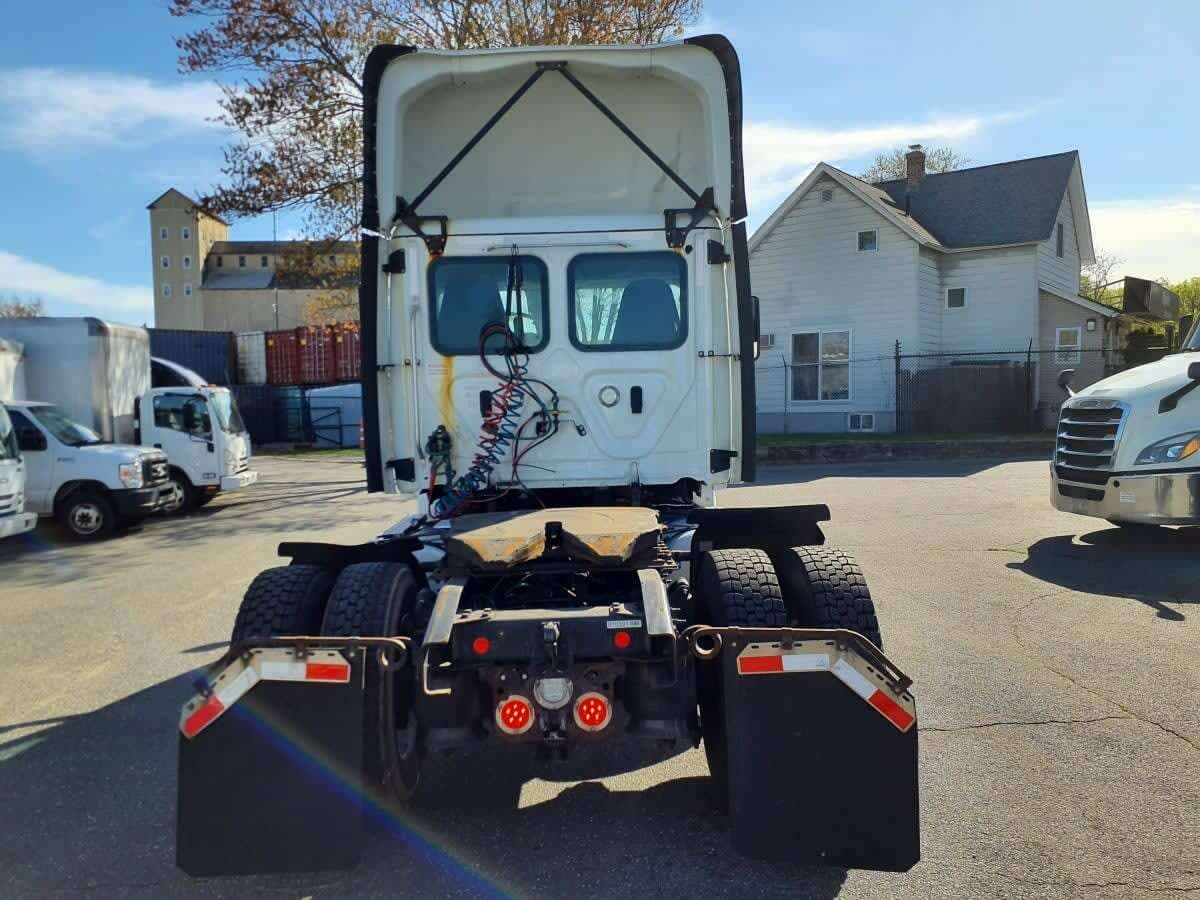 Used 2019 FREIGHTLINER Conventional - Day Cab - CASCADIA 126 image 5