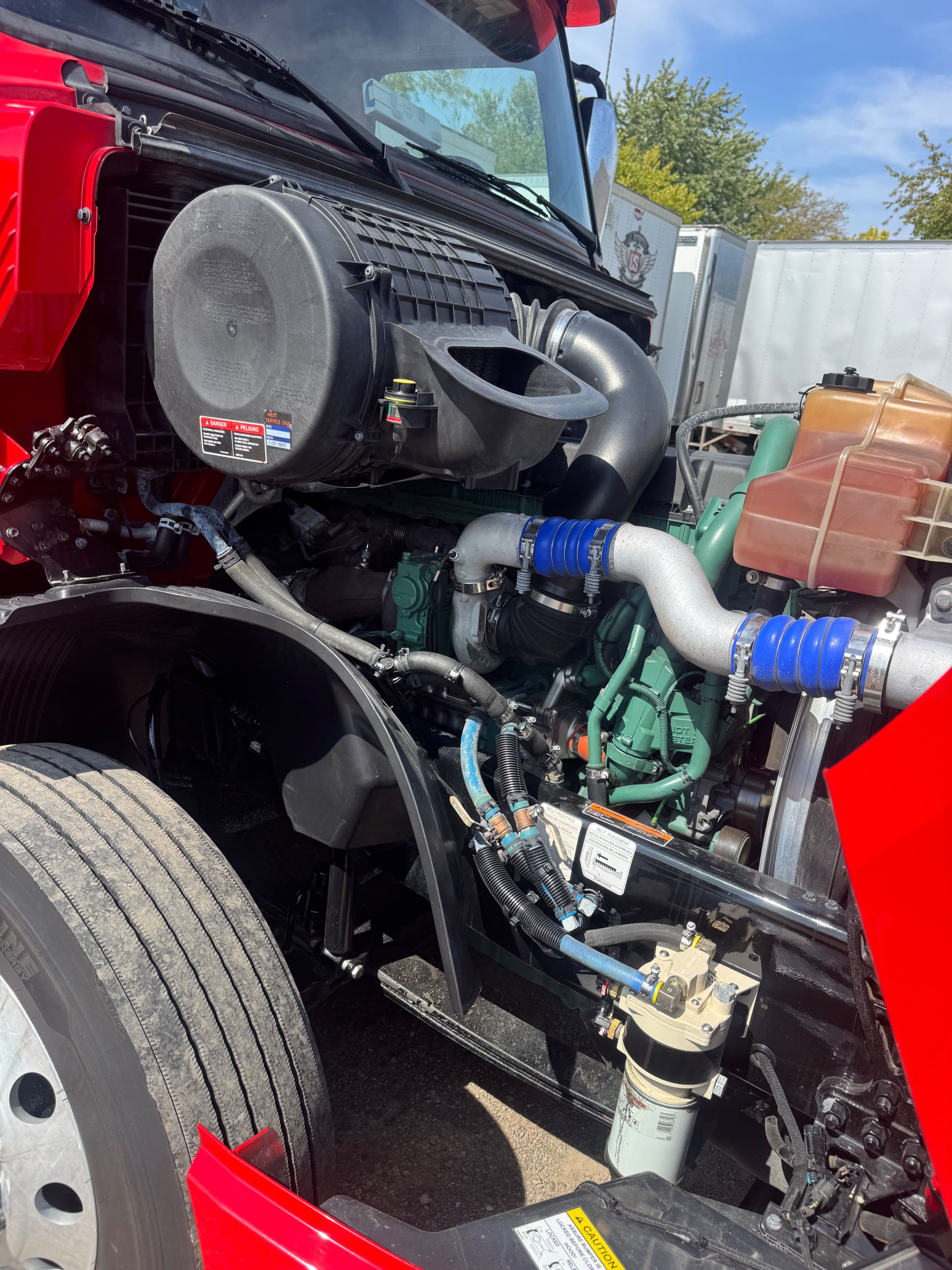 2022 Volvo VNL860 image 4