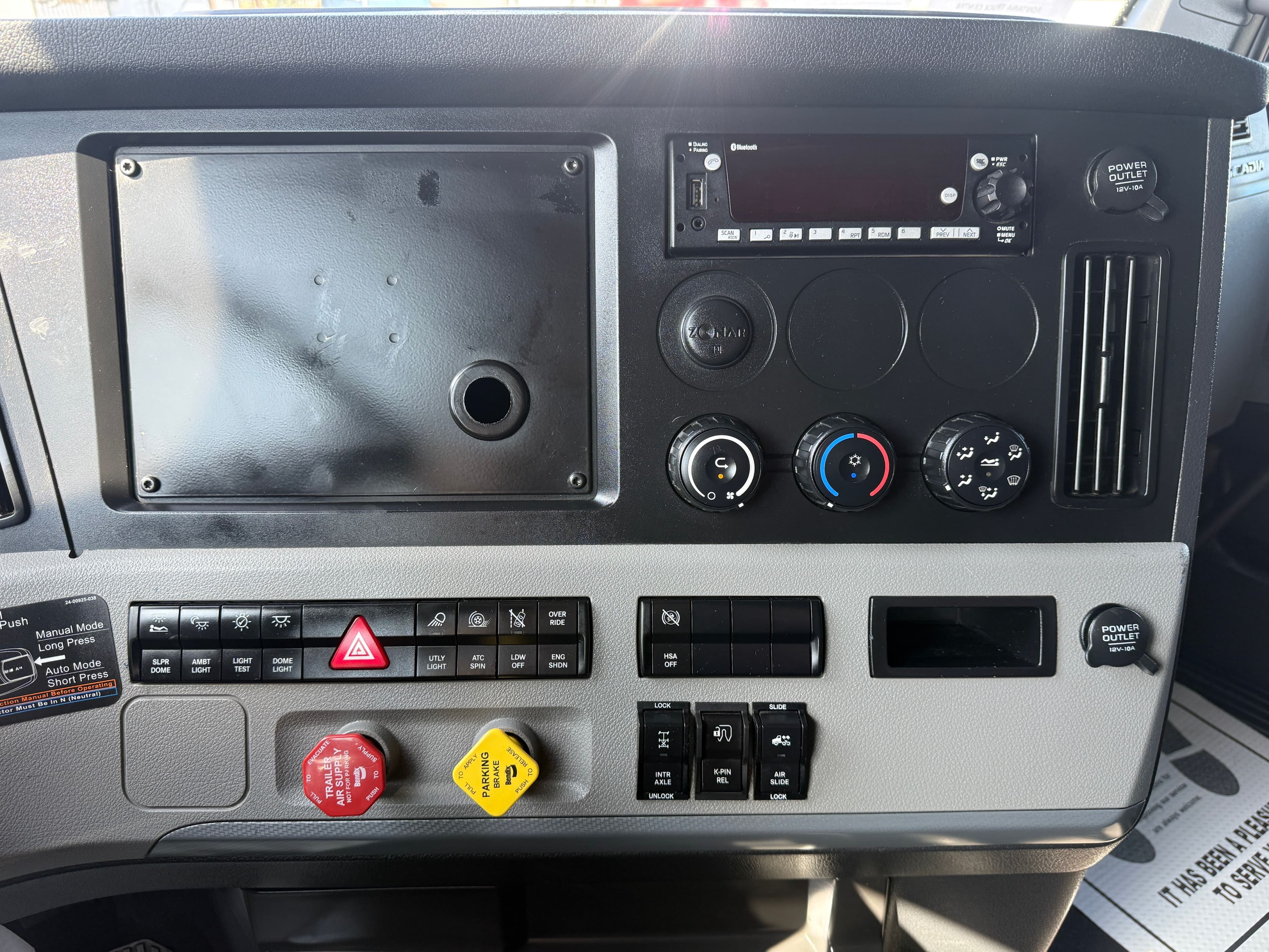 2022 Freightliner Cascadia 126 image 16