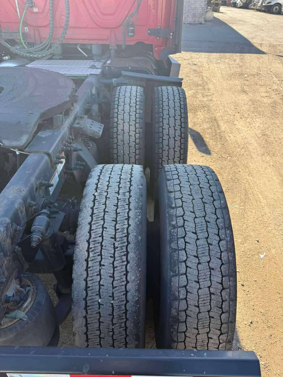 2022 Freightliner Cascadia  image 8