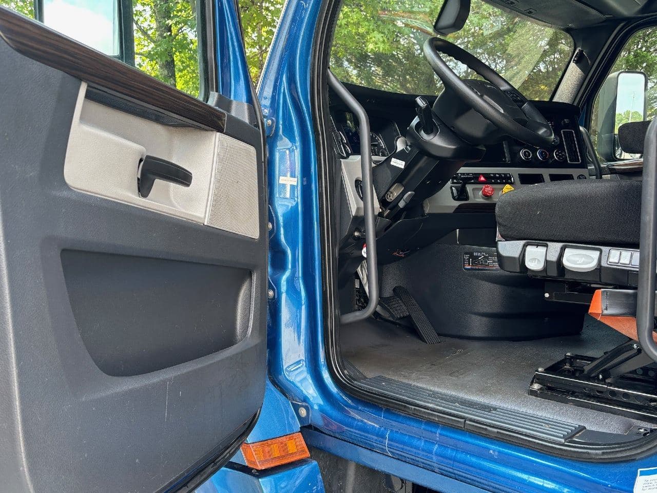 2020 Freightliner Cascadia 126 image 16