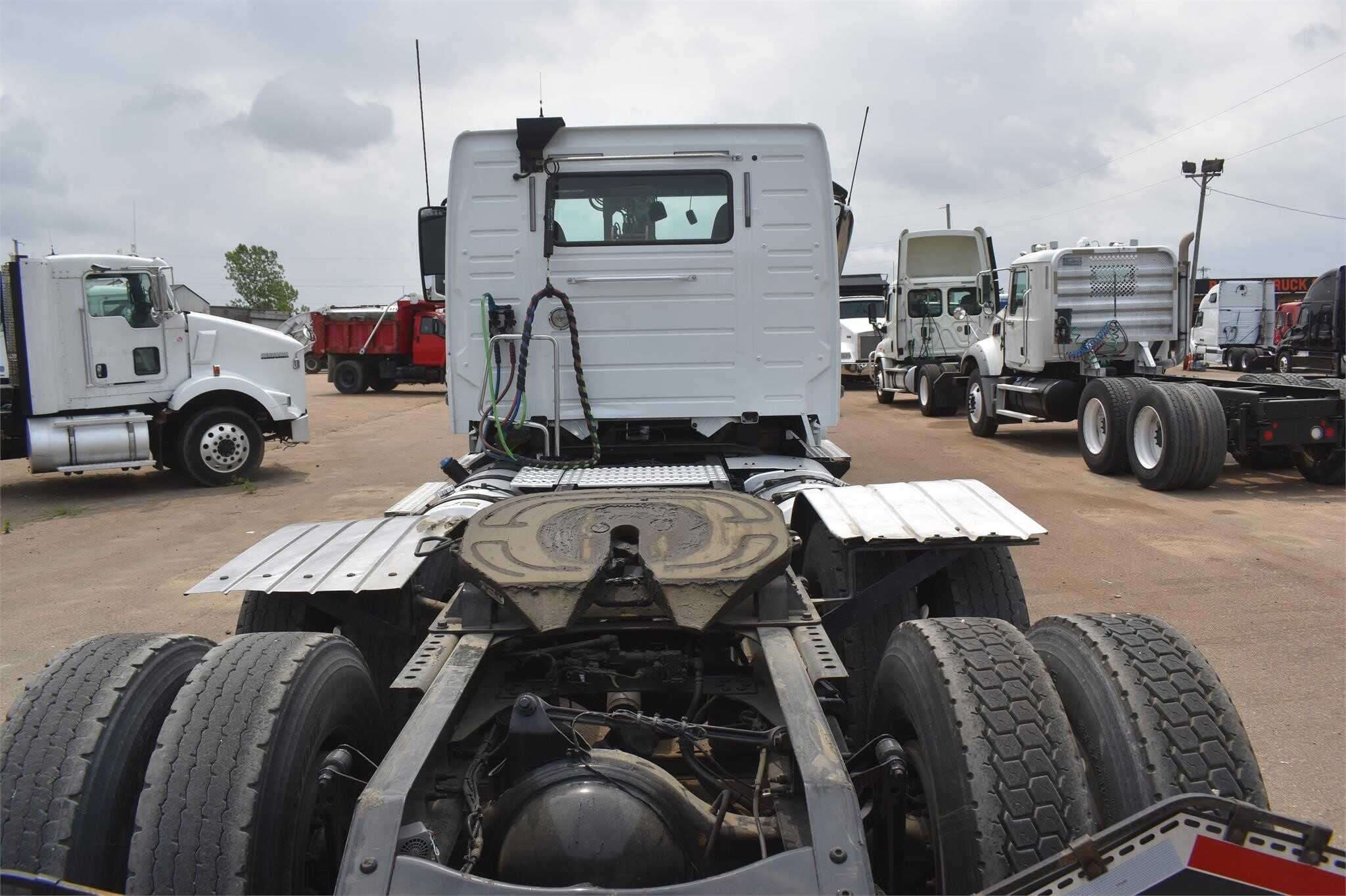 2017 Volvo VNL image 3
