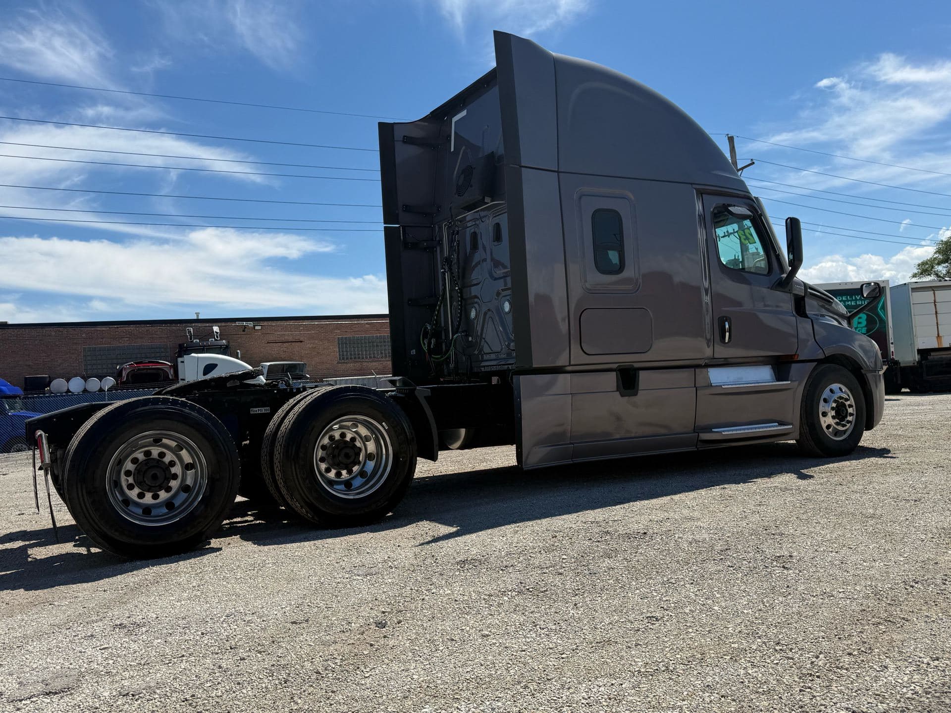 2023 Freightliner - 438k - 14k Hours! image 10