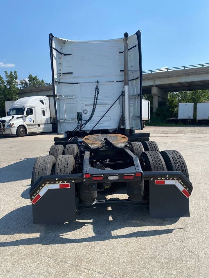 2024 Volvo VNL image 3