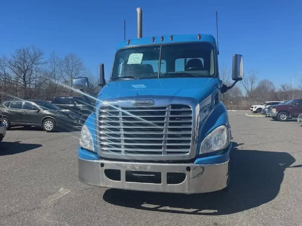 2019 Freightliner Cascadia 113 image 2