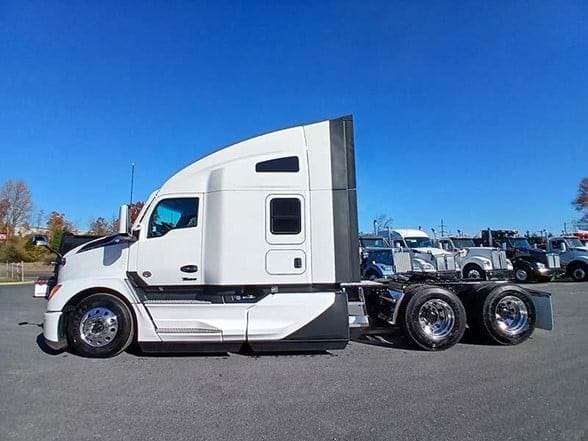 2025 Kenworth T680 image 2