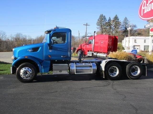 2020 Peterbilt 567 image 2