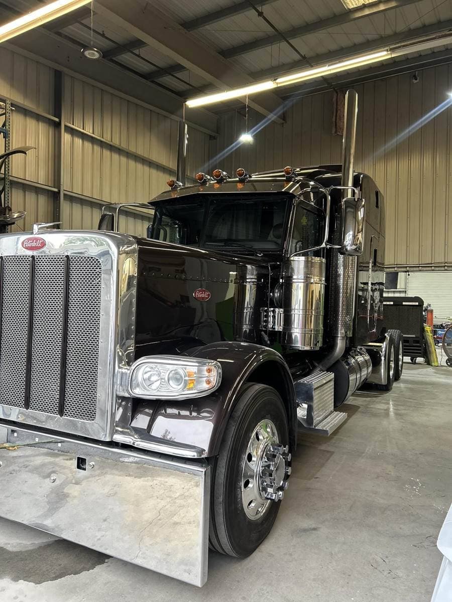 2023 Peterbilt 389 image 2
