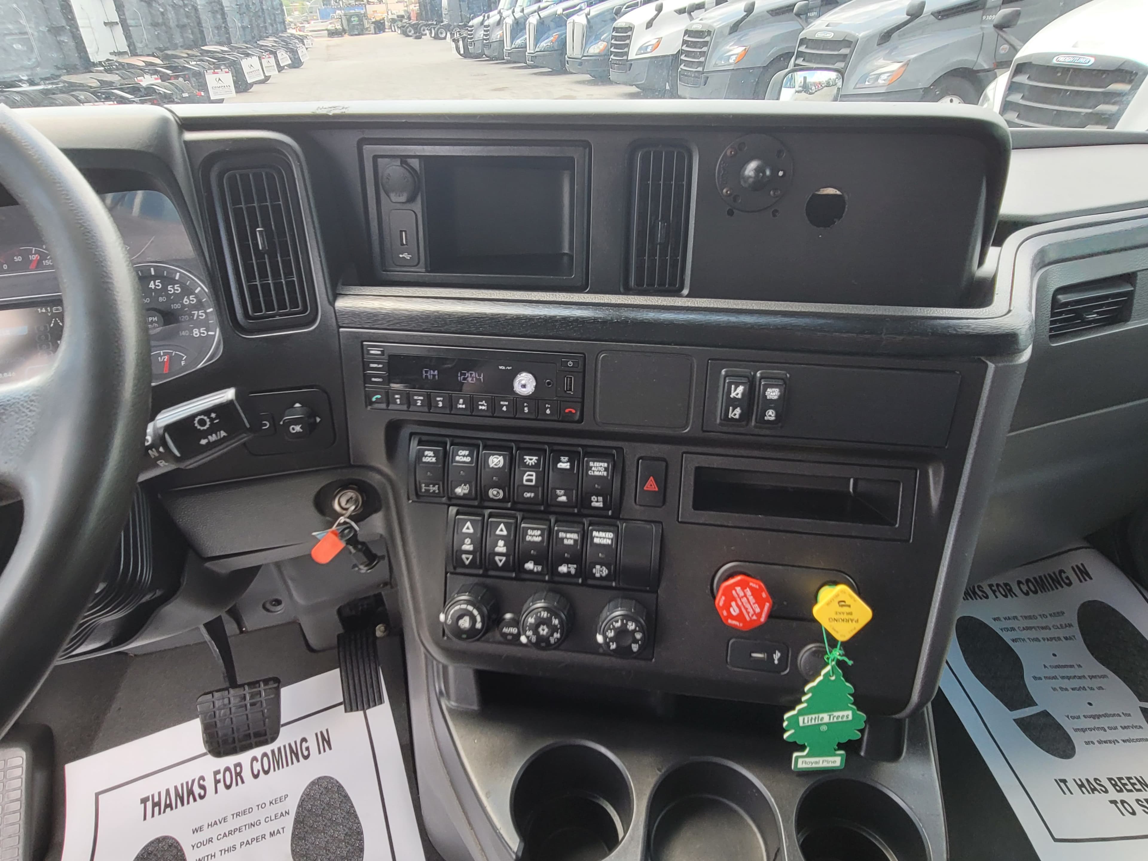 2022 International LT625 image 11