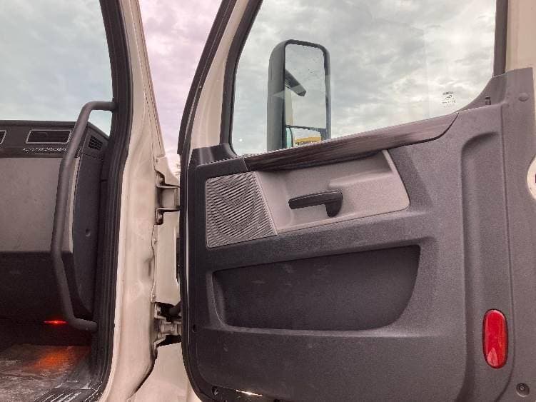 2019 Freightliner Cascadia image 12