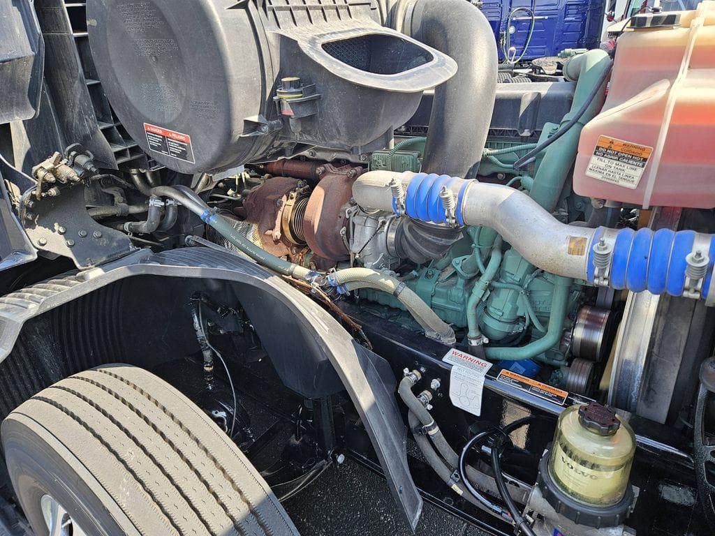 2023 Volvo VNL image 16