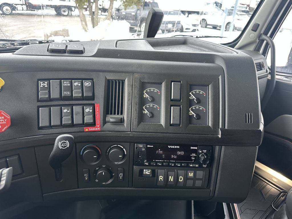 2023 Volvo VNL image 13