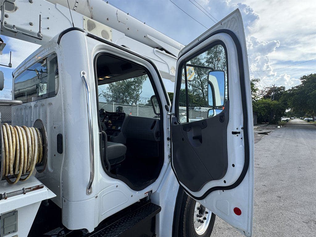 2018 Freightliner M2-106 image 54
