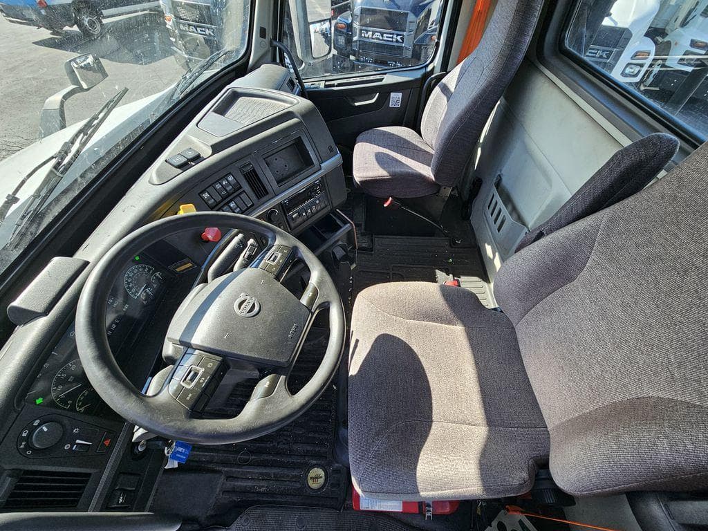 2019 Volvo VNR image 9