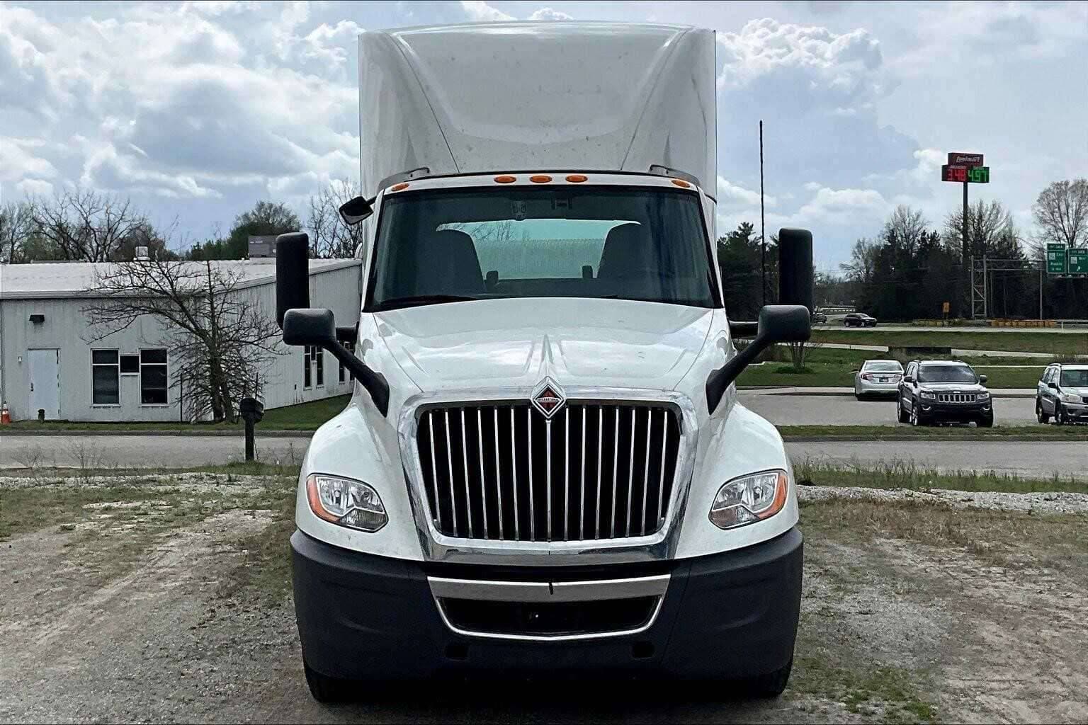 2021 International LT625 image 2