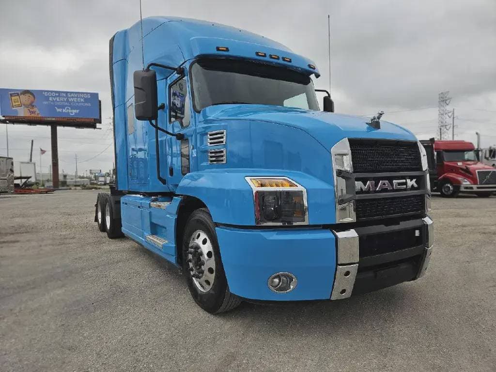 Used 2020 MACK Conventional - Sleeper Truck image 4