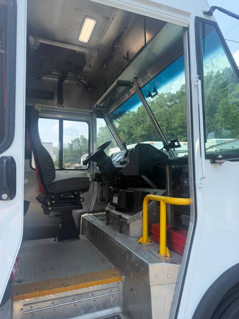 2020 Ford Stripped Chassis image 11