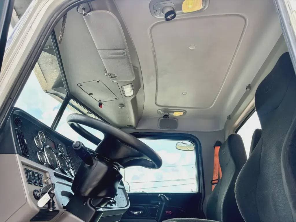 2022 Peterbilt 389 image 6