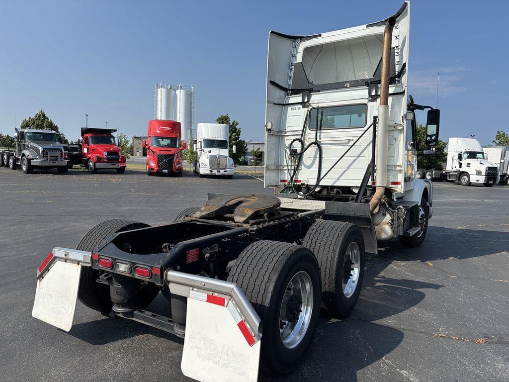 2020 Volvo VNR image 5