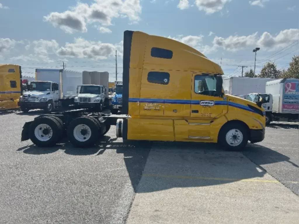 2022 Volvo VNL image 5