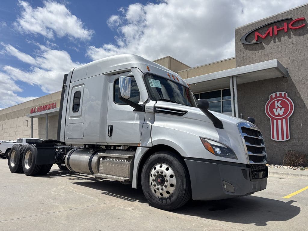 Used 2022 FREIGHTLINER PT126064ST image 1