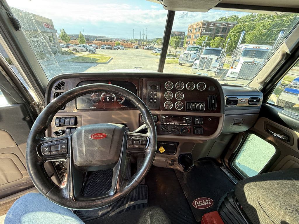 Used 2024 PETERBILT 389 image 11