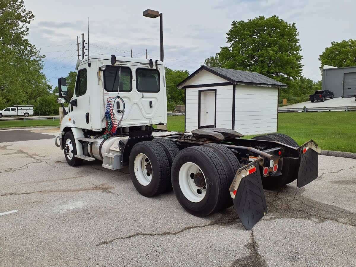 Used 2018 FREIGHTLINER Conventional - Day Cab - CASCADIA 113 image 5