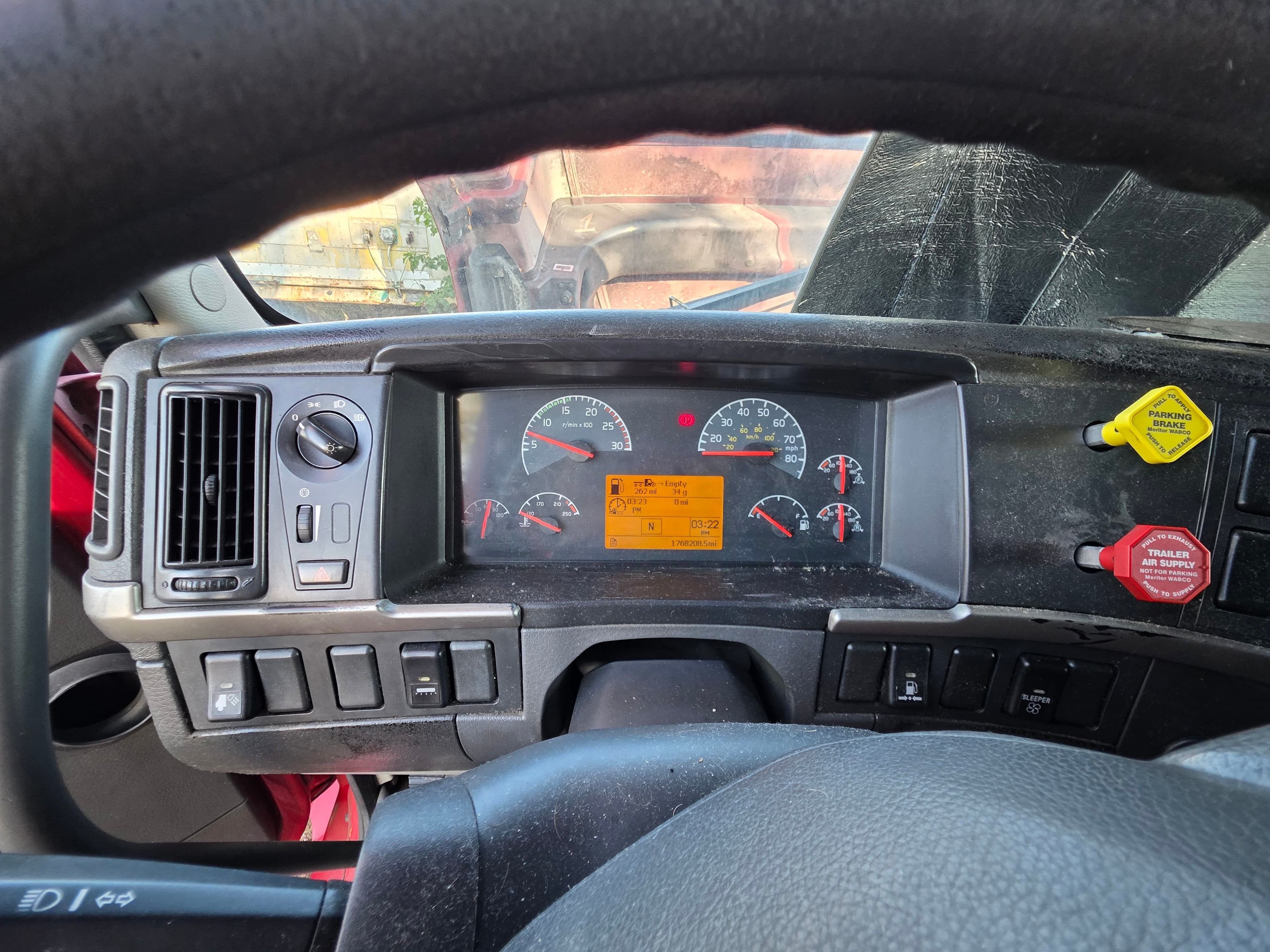 2005 Volvo VNL image 21