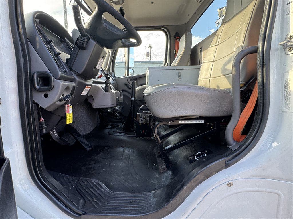 2016 Freightliner M2 106 image 64