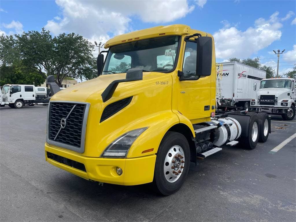 2020 Volvo VNR image 1