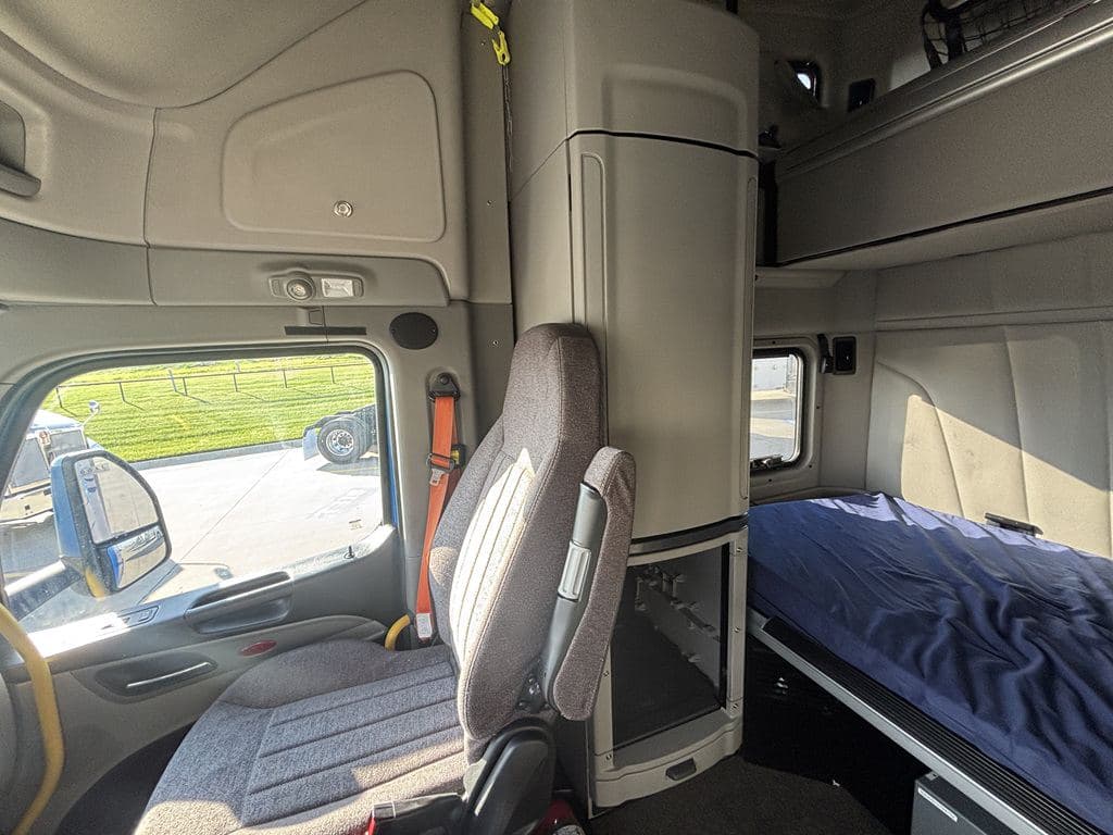 Used 2022 PETERBILT 579 image 12
