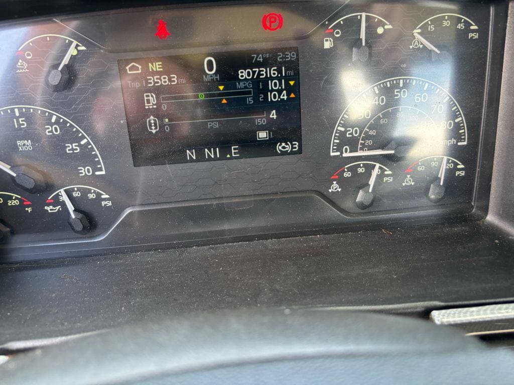 2019 Volvo VNR image 9