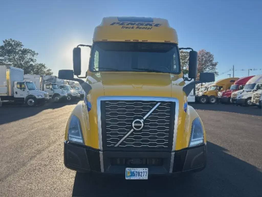 2022 Volvo VNL image 2