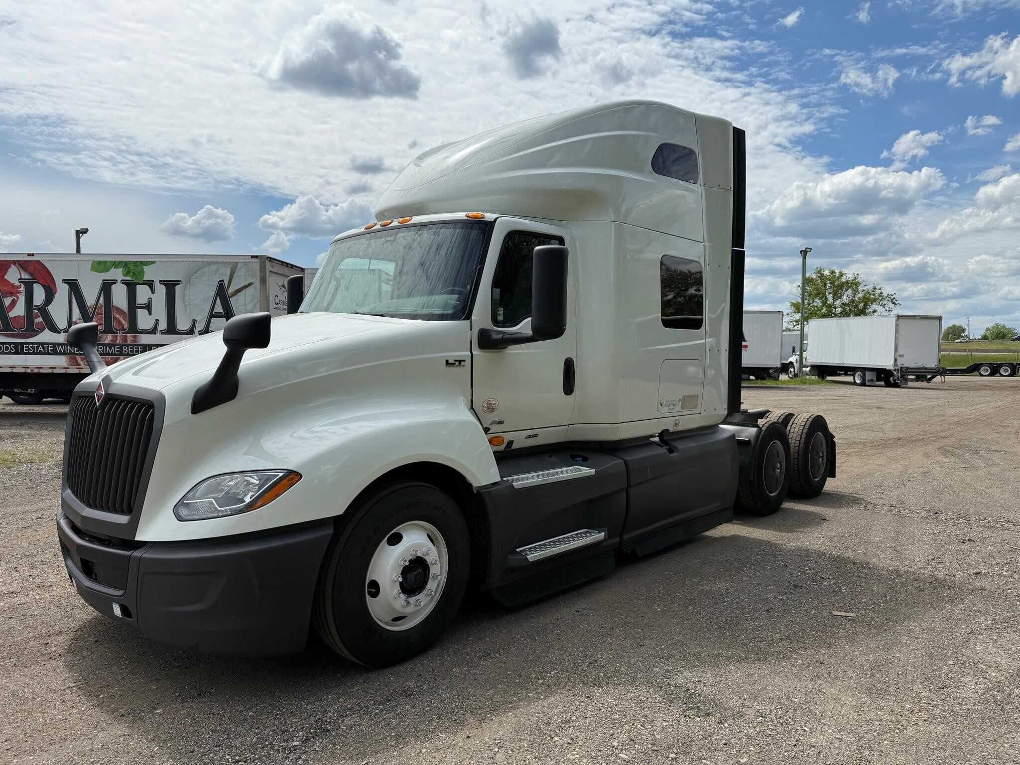 2021 International LT625 image 2