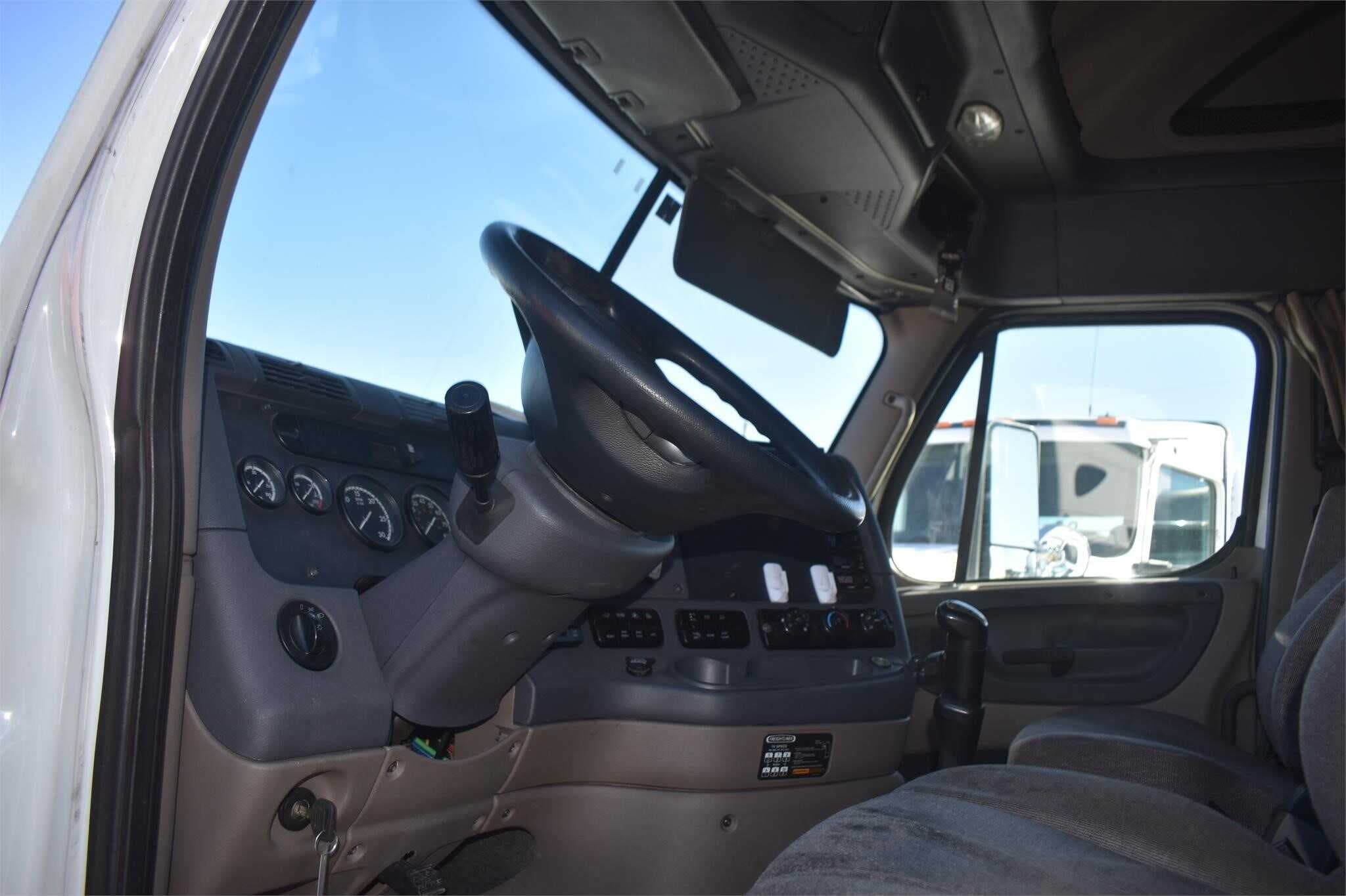 2013 Freightliner Cascadia 125 image 2
