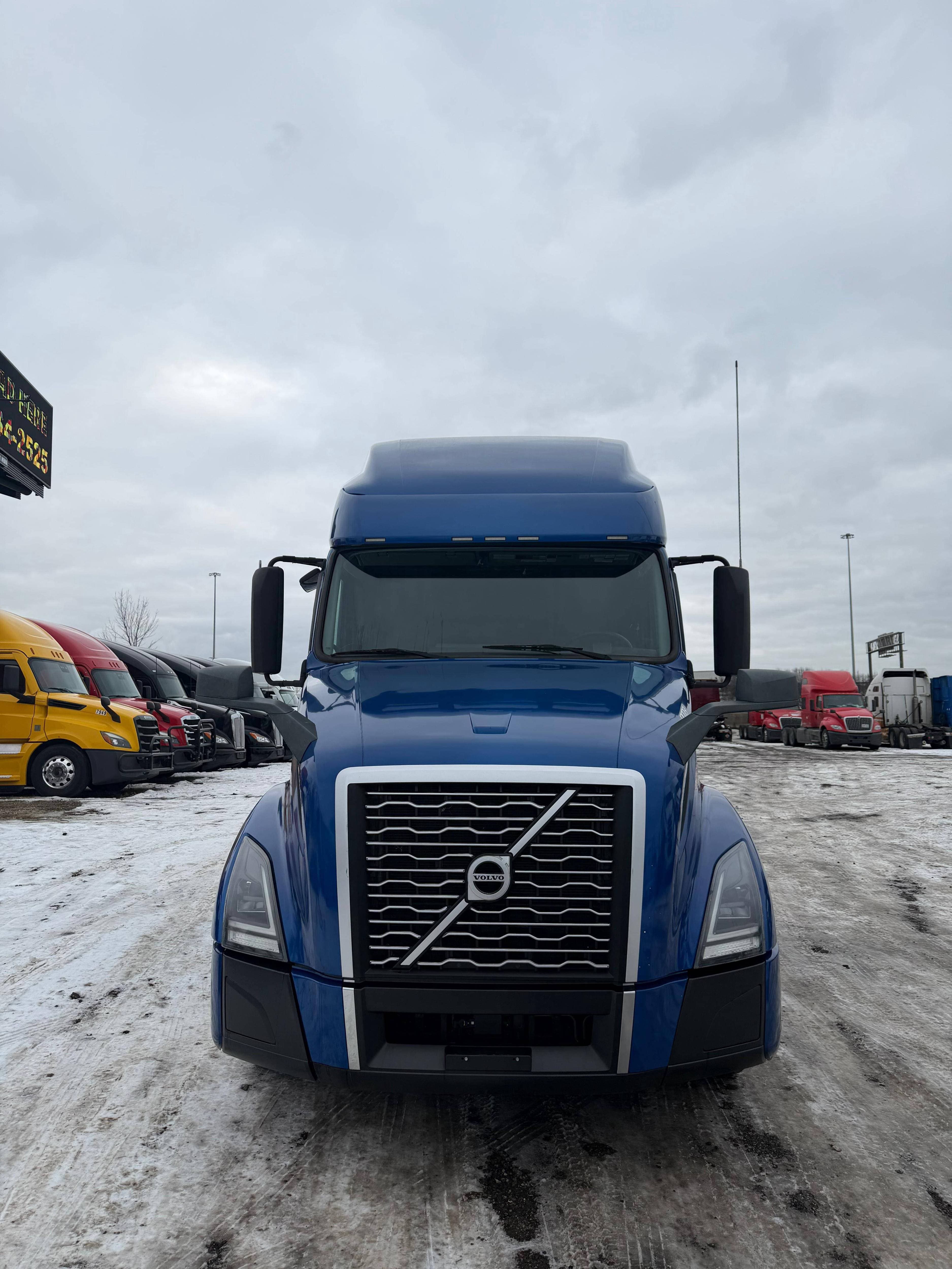 2021 Volvo VNL image 2