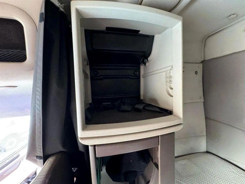 2012 Volvo VNL image 28