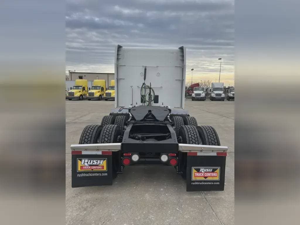 2022 Peterbilt 579 image 2