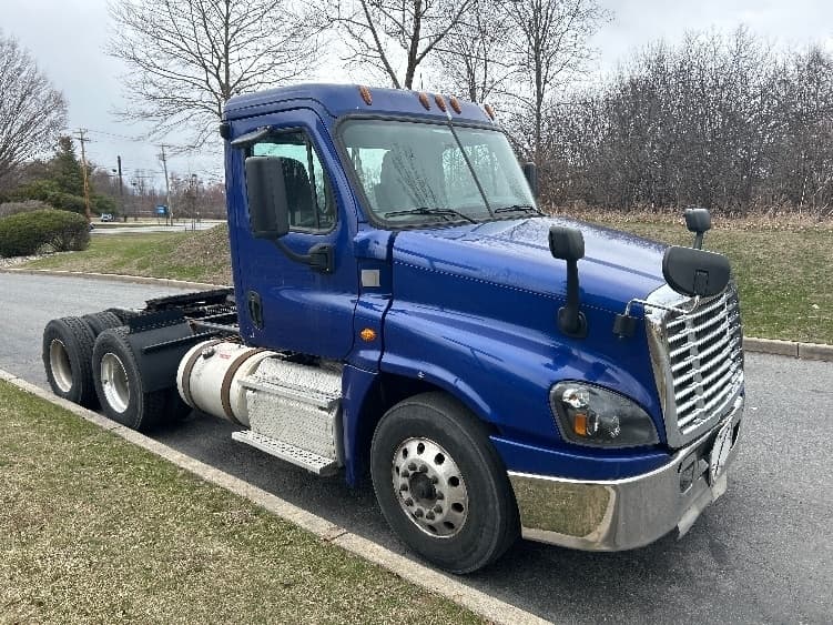 Used 2018 FREIGHTLINER Conventional - Day Cab, Tractor - CASCADIA 125 image 2