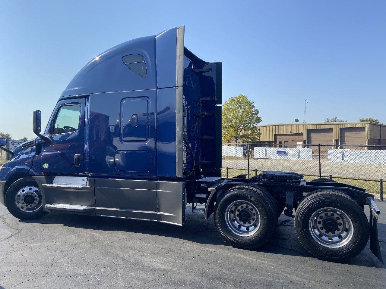2020 FREIGHTLINER Cascadia CA126 Tandem Axle Sleeper image 9