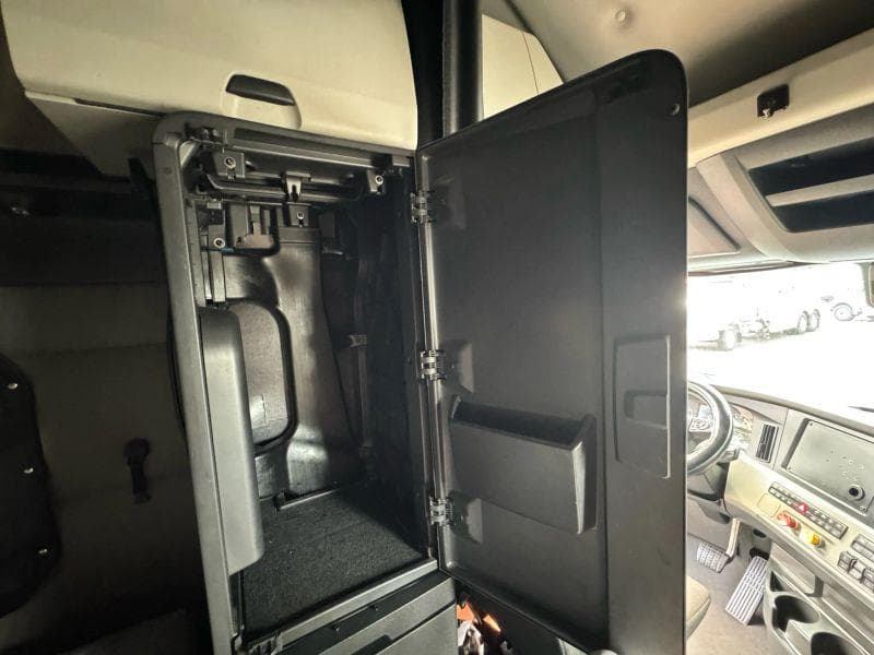 2021 Freightliner Cascadia image 46