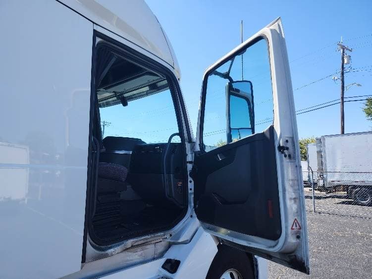 2023 Volvo VNL image 12