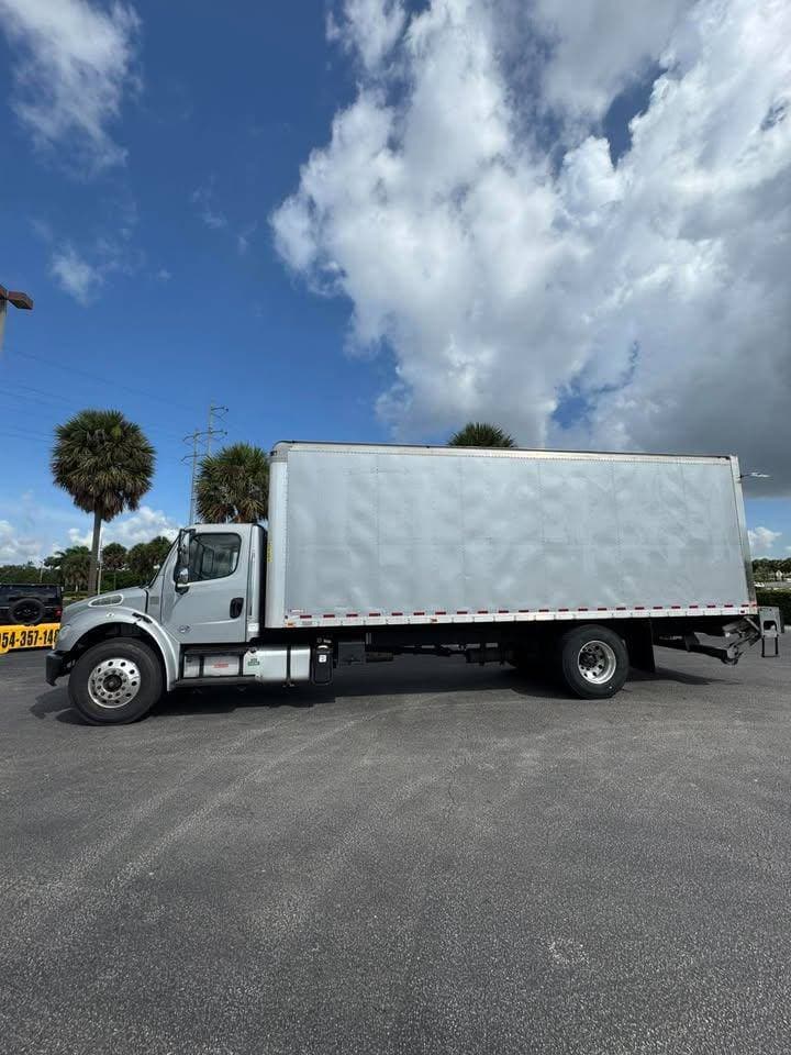 2017 Freightliner M2 image 3