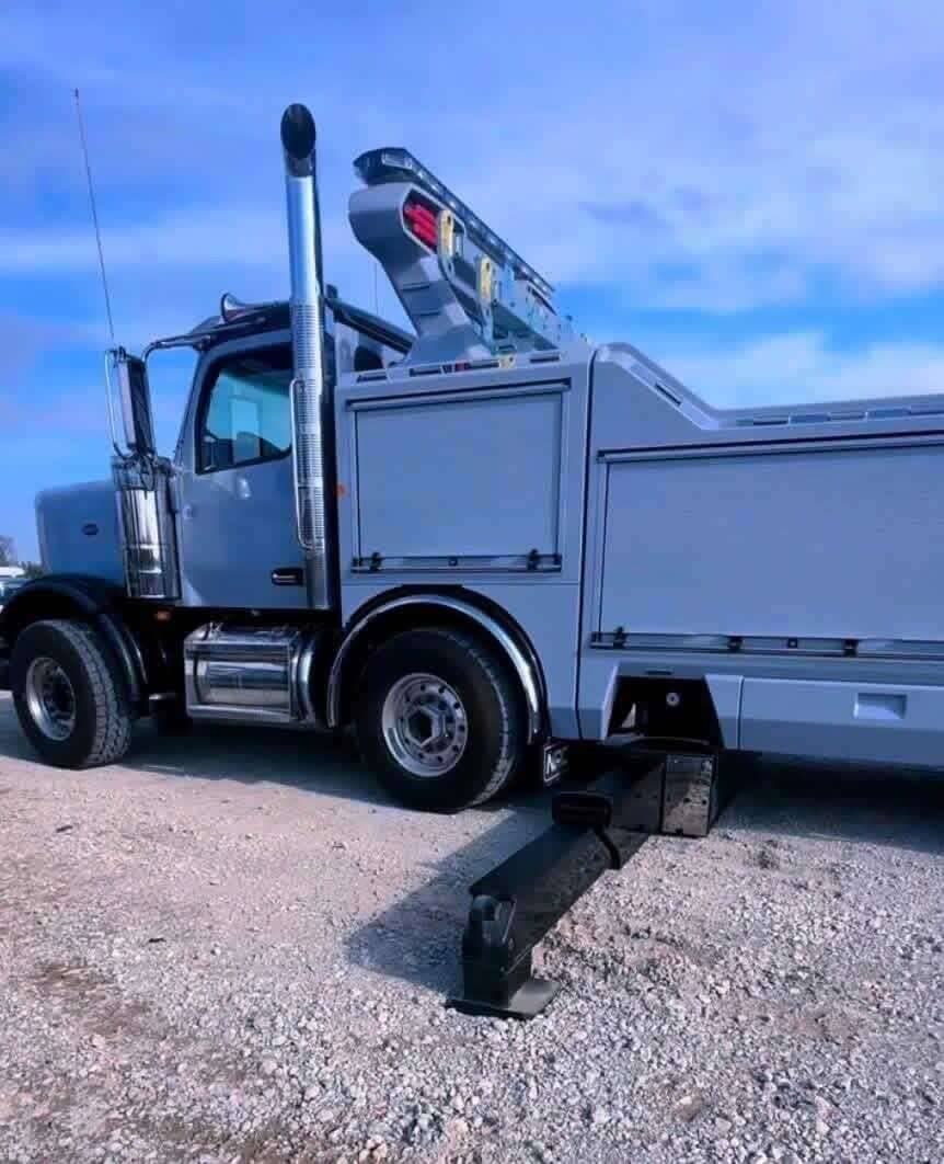 2025 Peterbilt 589 image 3