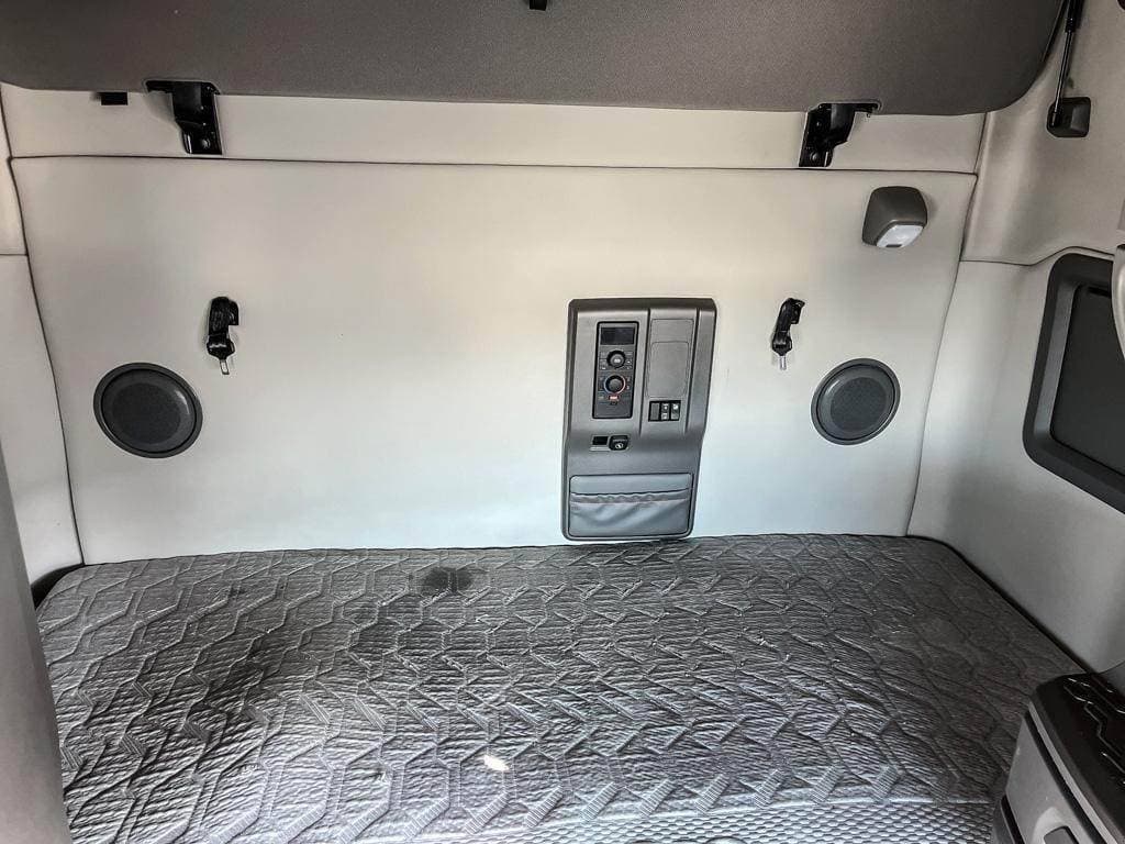 2024 Volvo VNL64T760 image 8